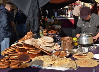 Berberi mutfağı, Kuzey Afrika’nın en köklü ve en özgün mutfak kültürlerinden biridir. Fas, Cezayir, Tunus ve Libya’nın farklı bölgelerinde yaşayan Berberiler, yüzyıllardır süregelen geleneklerini sofralarına taşımıştır. Bu mutfağın temeli, hem coğrafyanın sunduğu ürünlerden hem de göçebe yaşam tarzının getirdiği pratiklikten beslenir. Çölün ortasında, dağ köylerinde ya da sahil kasabalarında yetiştirilen malzemeler, farklı pişirme yöntemleriyle harmanlanarak özgün tatlar ortaya çıkarır.