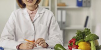 Günümüzde sağlıklı beslenme, yalnızca kilo kontrolü değil, aynı zamanda yaşam kalitesini artırmak için de büyük önem taşıyor. Beslenme uzmanları, doğru beslenme alışkanlıklarının benimsenmesinin hem fiziksel hem de zihinsel sağlığı desteklediğini belirtiyor. Özellikle yoğun iş temposu ve hızlı yaşam biçimi içinde, dengeli beslenmeye özen göstermek hayati bir rol oynuyor. Konulu bir haber görseli.