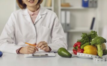 Beslenme Uzmanı Tavsiyeleriyle Sağlıklı Yaşam Rehberi Günümüzde sağlıklı beslenme, yalnızca kilo kontrolü değil, aynı zamanda yaşam kalitesini artırmak için de büyük önem taşıyor. Beslenme uzmanları, doğru beslenme alışkanlıklarının benimsenmesinin hem fiziksel hem de zihinsel sağlığı desteklediğini belirtiyor. Özellikle yoğun iş temposu ve hızlı yaşam biçimi içinde, dengeli beslenmeye özen göstermek hayati bir rol oynuyor. Konulu bir haber görseli.