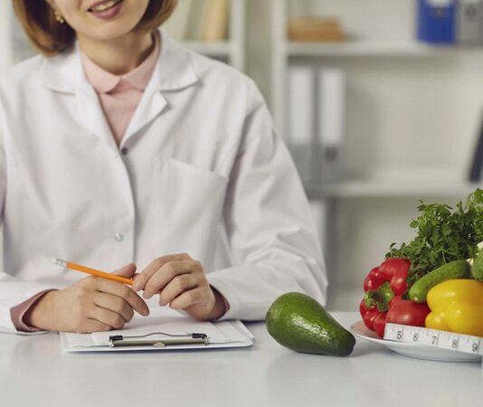 Günümüzde sağlıklı beslenme, yalnızca kilo kontrolü değil, aynı zamanda yaşam kalitesini artırmak için de büyük önem taşıyor. Beslenme uzmanları, doğru beslenme alışkanlıklarının benimsenmesinin hem fiziksel hem de zihinsel sağlığı desteklediğini belirtiyor. Özellikle yoğun iş temposu ve hızlı yaşam biçimi içinde, dengeli beslenmeye özen göstermek hayati bir rol oynuyor. Konulu bir haber görseli.