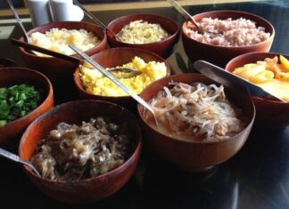 Bhutan Mutfağı, Güney Asya’nın küçük ama etkileyici Himalaya ülkesi Bhutan’a özgü geleneksel tatları ve malzemeleriyle öne çıkar. Ülkenin coğrafi yapısı ve yüksek rakımlı dağları, mutfağın karakterini belirleyen temel faktörlerdir. Konulu bir haber görseli.