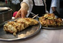 Bosna-Hersek mutfağı, Balkanlar’ın kalbinde zengin bir tarih ve kültürel mirasın yansımasıdır. Osmanlı, Avusturya-Macaristan ve yerel Balkan etkileri, mutfak kültürünü şekillendirmiştir. Bosna yemekleri, hem et hem de sebze ağırlıklı tariflerle dikkat çeker. Geleneksel yemekler, hem gündelik yaşamda hem de özel günlerde sofraların vazgeçilmez parçalarıdır. Konulu bir haber görseli.