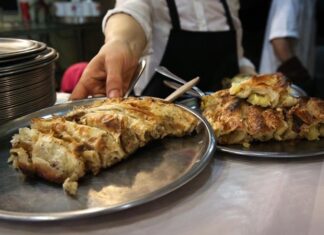 Bosna-Hersek mutfağı, Balkanlar’ın kalbinde zengin bir tarih ve kültürel mirasın yansımasıdır. Osmanlı, Avusturya-Macaristan ve yerel Balkan etkileri, mutfak kültürünü şekillendirmiştir. Bosna yemekleri, hem et hem de sebze ağırlıklı tariflerle dikkat çeker. Geleneksel yemekler, hem gündelik yaşamda hem de özel günlerde sofraların vazgeçilmez parçalarıdır. Konulu bir haber görseli.