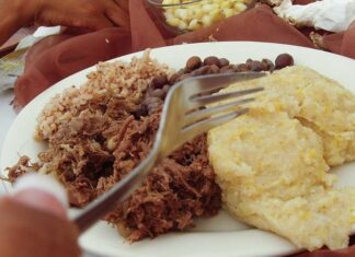 Botsvana Mutfağı Afrika kıtasının güneyinde yer alan Botsvana’nın tarihini, geleneklerini ve coğrafi özelliklerini yansıtan köklü bir kültürel yapıya sahiptir. Yemeklerin çoğu doğrudan tarımsal üretime ve yerel çiftçiliğe dayalıdır. Bu nedenle sofralarda hem doğallık hem de yerellik ön plandadır. Et yemekleri, tahıllar ve sebzeler Botsvana sofralarının temelini oluşturur. Aynı zamanda misafirperverlik kültürüyle de bilinen ülke, yemeklerini paylaşmayı önemli bir gelenek haline getirmiştir. Konulu bir haber görseli.