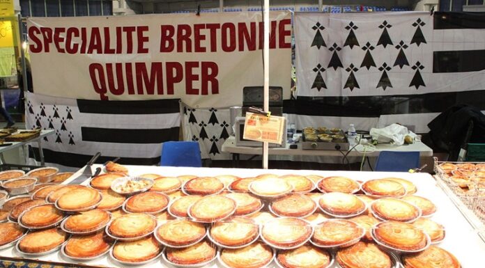 Fransa’nın kuzeybatısında yer alan Bretagne bölgesi, hem tarihi hem de kültürel açıdan özgün bir yapıya sahiptir. Bu özgünlük mutfak kültürüne de yansımış ve Breton mutfağı zamanla Avrupa’nın en karakteristik mutfaklarından biri haline gelmiştir. Denizle çevrili olması nedeniyle özellikle balık ve kabuklu deniz ürünleri mutfakta önemli bir yer tutar. Ancak yalnızca deniz ürünleri değil, bölgenin kırsal kesiminde yetişen ürünler de mutfağa çeşitlilik katar. Konulu bir haber görseli.