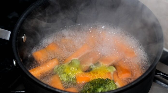 Buharda haşlama, aslında çok eski dönemlere dayanan bir pişirme yöntemidir. İnsanların ilk çağlarda ateşi keşfetmesiyle birlikte farklı teknikler ortaya çıkmıştır. Kaynatma, közde pişirme ve kızartma gibi yöntemler arasında öne çıkan haşlama, özellikle sağlığı ön planda tutan toplumlarda sıkça tercih edilmiştir. Buharda pişirme tekniği ise suyun kaynamasıyla oluşan buharın yiyecekleri yumuşatması esasına dayanır. Bu yöntem, hem lezzeti korur hem de besin değerlerinin kaybolmamasını sağlar. Konulu bir haber görseli.