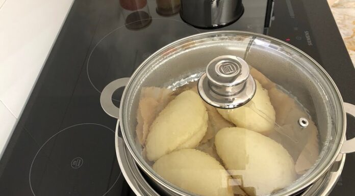 Buharda pişirme, özellikle hamur işleri için tercih edilen geleneksel bir yöntemdir. Bu teknik, hamurun nemini kaybetmeden pişmesini sağlar ve yumuşak, hafif bir doku elde edilmesine yardımcı olur. Hamurun bu yöntemle pişirilmesi, özellikle börek, ekmek ve mantı gibi yiyeceklerde lezzeti artırır. Konulu bir haber görseli.