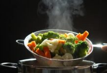 Buharda pişirme, yiyeceklerin besin değerlerini koruyarak pişirilmesini sağlayan en sağlıklı yöntemlerden biridir. Bu teknik, yiyecekleri doğrudan suya temas ettirmeden, oluşan buharın sıcaklığıyla pişirmeyi temel alır. Böylece hem vitamin hem de mineral kaybı en aza iner. Özellikle sebzeler, balık, tavuk ve bazı tahıllar bu yöntemle pişirildiğinde hem doğal tatlarını korur hem de daha hafif bir dokuya sahip olur. Konulu bir haber görseli.