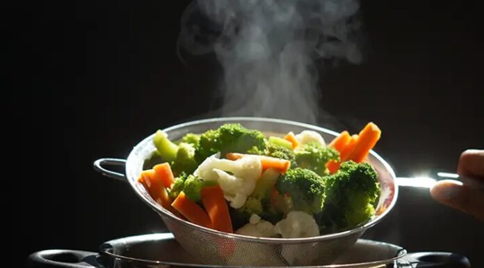 Buharda Pişirme Yöntemiyle Sağlıklı ve Lezzetli Yemekler Buharda pişirme, yiyeceklerin besin değerlerini koruyarak pişirilmesini sağlayan en sağlıklı yöntemlerden biridir. Bu teknik, yiyecekleri doğrudan suya temas ettirmeden, oluşan buharın sıcaklığıyla pişirmeyi temel alır. Böylece hem vitamin hem de mineral kaybı en aza iner. Özellikle sebzeler, balık, tavuk ve bazı tahıllar bu yöntemle pişirildiğinde hem doğal tatlarını korur hem de daha hafif bir dokuya sahip olur. Konulu bir haber görseli.