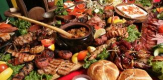 Bulgar mutfağı, tarih boyunca farklı kültürlerin etkisi altında şekillenmiş zengin bir yemek geleneğine sahiptir. Osmanlı, Bizans ve Balkan kültürlerinin birleşimi, Bulgar mutfağını eşsiz kılan temel unsurlardan biridir. Bulgar yemekleri, genellikle taze sebze, yoğurt ve peynir gibi doğal ürünlerle hazırlanır. Sofralarda sıkça yer alan tarator ve banitsa, bu mutfağın en bilinen lezzetlerindendir. Tarator, soğuk yoğurt çorbası olarak yaz aylarında tercih edilirken, banitsa börek çeşidi olarak kahvaltıların vazgeçilmezidir. Konulu bir haber görseli.