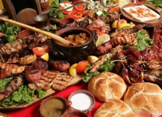 Bulgar mutfağı, tarih boyunca farklı kültürlerin etkisi altında şekillenmiş zengin bir yemek geleneğine sahiptir. Osmanlı, Bizans ve Balkan kültürlerinin birleşimi, Bulgar mutfağını eşsiz kılan temel unsurlardan biridir. Bulgar yemekleri, genellikle taze sebze, yoğurt ve peynir gibi doğal ürünlerle hazırlanır. Sofralarda sıkça yer alan tarator ve banitsa, bu mutfağın en bilinen lezzetlerindendir. Tarator, soğuk yoğurt çorbası olarak yaz aylarında tercih edilirken, banitsa börek çeşidi olarak kahvaltıların vazgeçilmezidir. Konulu bir haber görseli.