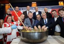 İnsanlık tarihi boyunca şölen, toplumların bir araya gelme, paylaşma ve kutlama anlarının en görkemli ifadesi olmuştur. Eski çağlarda zaferlerden sonra düzenlenen büyük sofralar, yalnızca yemek yemek için değil, aynı zamanda birlik ve beraberliği simgelemek için gerçekleştirilirdi. Bu yönüyle bakıldığında şölen, geçmişten bugüne kadar kültürlerin vazgeçilmez bir geleneği olmayı sürdürmüştür. Konulu bir haber görseli.