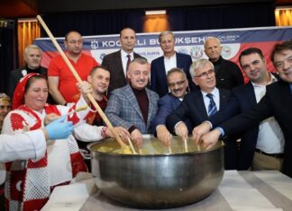 İnsanlık tarihi boyunca şölen, toplumların bir araya gelme, paylaşma ve kutlama anlarının en görkemli ifadesi olmuştur. Eski çağlarda zaferlerden sonra düzenlenen büyük sofralar, yalnızca yemek yemek için değil, aynı zamanda birlik ve beraberliği simgelemek için gerçekleştirilirdi. Bu yönüyle bakıldığında şölen, geçmişten bugüne kadar kültürlerin vazgeçilmez bir geleneği olmayı sürdürmüştür. Konulu bir haber görseli.