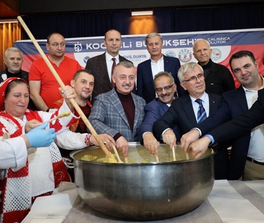 İnsanlık tarihi boyunca şölen, toplumların bir araya gelme, paylaşma ve kutlama anlarının en görkemli ifadesi olmuştur. Eski çağlarda zaferlerden sonra düzenlenen büyük sofralar, yalnızca yemek yemek için değil, aynı zamanda birlik ve beraberliği simgelemek için gerçekleştirilirdi. Bu yönüyle bakıldığında şölen, geçmişten bugüne kadar kültürlerin vazgeçilmez bir geleneği olmayı sürdürmüştür. Konulu bir haber görseli.