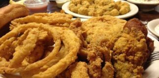 Cajun Mutfağı Cajun Mutfağı, Amerika Birleşik Devletleri’nin Louisiana eyaletinde yaşayan Cajun halkının özgün yemek kültürünü yansıtır. Bu mutfak, Fransız, İspanyol, Afrikalı ve yerel Amerikan etkilerini harmanlayarak ortaya çıkmıştır. Louisiana’nın bataklık ve nehir bölgelerinde şekillenen Cajun Mutfağı, zengin aromalar ve baharatlı tatlar ile tanınır. Konulu bir haber görseli.