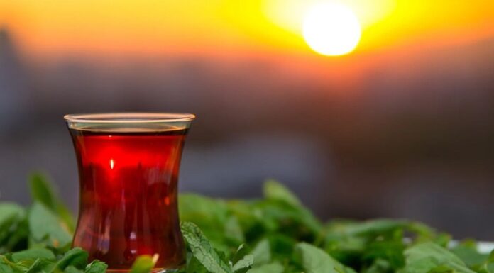 Çay, yüzyıllardır insanlığın hayatında yer alan, kültürleri şekillendiren ve toplumsal bağları güçlendiren bir içecek olmuştur. Sıcak veya soğuk olarak tüketilebilen bu eşsiz içecek, dünyanın dört bir yanında farklı gelenekler ve ritüellerle hayat bulur. Çay kültürü, yalnızca damakta bıraktığı tat ile değil, aynı zamanda taşıdığı tarih ve hikâyelerle de öne çıkar. Konulu bir haber görseli.