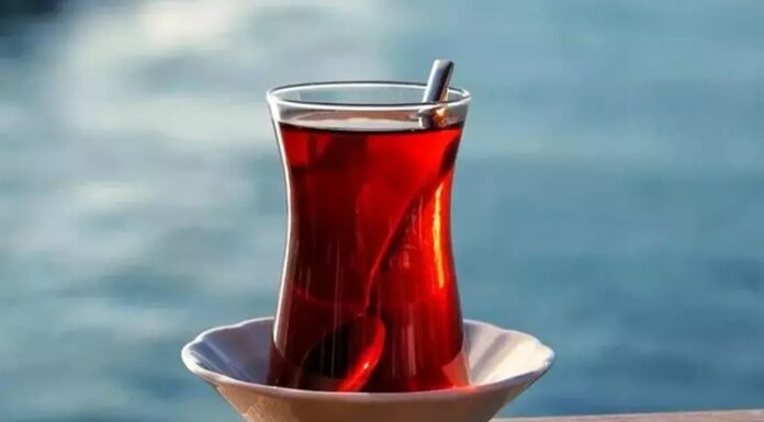 Çay, Türk kültüründe sadece bir içecek olmanın çok ötesindedir. Günümüz Türkiye’sinde çay, sosyal hayatın bir parçası, bir misafirperverlik göstergesi ve en önemli geleneklerden biridir. Sabah kahvaltılarından akşam sohbetlerine kadar her anın vazgeçilmezi olan çay, Türk mutfağında bir ritüel halini almış, neredeyse her sosyal etkinlikte yerini almıştır. Çay, yalnızca içilmekle kalmaz, zamanla bir kültür ve yaşam biçimi haline gelmiştir. Konulu bir haber görseli.
