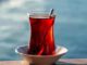 Çay ve Kahve Kültürü: Türkiye’nin Vazgeçilmez İçecek Alışkanlıkları Çay, Türk kültüründe sadece bir içecek olmanın çok ötesindedir. Günümüz Türkiye’sinde çay, sosyal hayatın bir parçası, bir misafirperverlik göstergesi ve en önemli geleneklerden biridir. Sabah kahvaltılarından akşam sohbetlerine kadar her anın vazgeçilmezi olan çay, Türk mutfağında bir ritüel halini almış, neredeyse her sosyal etkinlikte yerini almıştır. Çay, yalnızca içilmekle kalmaz, zamanla bir kültür ve yaşam biçimi haline gelmiştir. Konulu bir haber görseli.