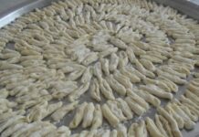 Çeçen mutfağı, Kuzey Kafkasya’nın en eski gastronomi geleneklerinden biridir ve Çeçenistan’da uzun yıllar boyunca gelişmiştir. Bölgenin sert iklimi ve dağlık coğrafyası, mutfak kültürünü şekillendirmiştir. Çeçen yemekleri, besleyici, doyurucu ve aynı zamanda dayanıklılık sağlayan özellikleriyle öne çıkar. Bu mutfak, sadece beslenme aracı değil, aynı zamanda kültürel mirasın bir parçası olarak kabul edilir. Konulu bir haber görseli.