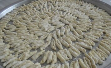 Çeçen Mutfağı Çeçen mutfağı, Kuzey Kafkasya’nın en eski gastronomi geleneklerinden biridir ve Çeçenistan’da uzun yıllar boyunca gelişmiştir. Bölgenin sert iklimi ve dağlık coğrafyası, mutfak kültürünü şekillendirmiştir. Çeçen yemekleri, besleyici, doyurucu ve aynı zamanda dayanıklılık sağlayan özellikleriyle öne çıkar. Bu mutfak, sadece beslenme aracı değil, aynı zamanda kültürel mirasın bir parçası olarak kabul edilir. Konulu bir haber görseli.