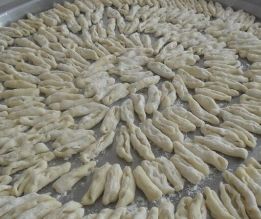 Çeçen mutfağı, Kuzey Kafkasya’nın en eski gastronomi geleneklerinden biridir ve Çeçenistan’da uzun yıllar boyunca gelişmiştir. Bölgenin sert iklimi ve dağlık coğrafyası, mutfak kültürünü şekillendirmiştir. Çeçen yemekleri, besleyici, doyurucu ve aynı zamanda dayanıklılık sağlayan özellikleriyle öne çıkar. Bu mutfak, sadece beslenme aracı değil, aynı zamanda kültürel mirasın bir parçası olarak kabul edilir. Konulu bir haber görseli.