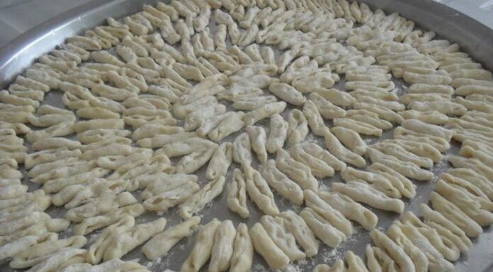 Çeçen mutfağı, Kuzey Kafkasya’nın en eski gastronomi geleneklerinden biridir ve Çeçenistan’da uzun yıllar boyunca gelişmiştir. Bölgenin sert iklimi ve dağlık coğrafyası, mutfak kültürünü şekillendirmiştir. Çeçen yemekleri, besleyici, doyurucu ve aynı zamanda dayanıklılık sağlayan özellikleriyle öne çıkar. Bu mutfak, sadece beslenme aracı değil, aynı zamanda kültürel mirasın bir parçası olarak kabul edilir. Konulu bir haber görseli.
