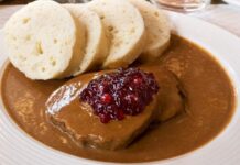 Çek mutfağı, Orta Avrupa’nın zengin yemek kültürünü yansıtan, köklü geçmişiyle dikkat çeken bir mutfaktır. Yüzyıllar boyunca Avusturya, Almanya, Macaristan ve Polonya gibi komşu ülkelerden etkilenmiş olan bu mutfak, özgün lezzetleriyle bugün dünya genelinde tanınmaktadır. Özellikle et yemekleri, unlu mamuller ve doyurucu çorbalar, Çek halkının sofrasının vazgeçilmez parçalarıdır. Tarihi kökenleri Orta Çağ’a kadar uzanan bu mutfakta, mevsimsel malzemelerle hazırlanan tarifler hem geleneksel hem de modern sunumlarla sofralara gelmektedir. Konulu bir haber görseli.