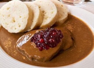 Çek mutfağı, Orta Avrupa’nın zengin yemek kültürünü yansıtan, köklü geçmişiyle dikkat çeken bir mutfaktır. Yüzyıllar boyunca Avusturya, Almanya, Macaristan ve Polonya gibi komşu ülkelerden etkilenmiş olan bu mutfak, özgün lezzetleriyle bugün dünya genelinde tanınmaktadır. Özellikle et yemekleri, unlu mamuller ve doyurucu çorbalar, Çek halkının sofrasının vazgeçilmez parçalarıdır. Tarihi kökenleri Orta Çağ’a kadar uzanan bu mutfakta, mevsimsel malzemelerle hazırlanan tarifler hem geleneksel hem de modern sunumlarla sofralara gelmektedir. Konulu bir haber görseli.