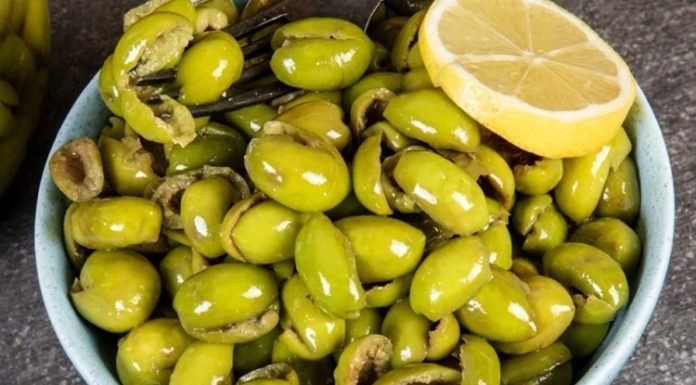 Çekirdeksiz Zeytin Sofralarda Kolaylık ve Lezzet Sunuyor Çekirdeksiz zeytin, hem evlerde hem de restoran mutfaklarında tercih ediliyor. Gıda teknolojisindeki gelişmeler sayesinde, çekirdeksiz zeytinler lezzetinden ödün vermeden sofralara ulaşıyor.