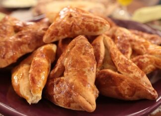 Çerkez mutfağı, yüzyıllar boyunca Kuzey Kafkasya’da gelişmiş, ardından Anadolu’ya taşınmış köklü bir gastronomi kültürüdür. Kafkasya’nın dağlık yapısı, iklimi ve doğal kaynakları bu mutfağın gelişiminde belirleyici olmuştur. Geleneksel yemeklerde kullanılan malzemeler, bölgenin coğrafi özelliklerini yansıtırken, göçlerle birlikte Anadolu’ya taşınan tarifler Türk mutfak kültürüyle harmanlanmıştır. Özellikle Osmanlı döneminden itibaren bu mutfak, hem saraylarda hem de halk arasında bilinen ve sevilen bir mutfak haline gelmiştir. Konulu bir haber görseli.