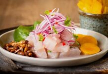 Ceviche, özellikle Güney Amerika mutfağının ikonik tariflerinden biridir ve taze balık veya deniz ürünlerinin asidik sıvılarla marine edilerek pişirilmeden servis edilmesi esasına dayanır. Ceviche, taze ve aromatik bir lezzet sunar ve yemeklerde hafif ama etkileyici bir tat deneyimi yaratır. Konulu bir haber görseli.