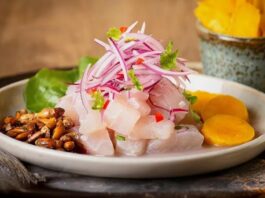 Ceviche İle Denizden Sofralara Taptaze Lezzet Ceviche, özellikle Güney Amerika mutfağının ikonik tariflerinden biridir ve taze balık veya deniz ürünlerinin asidik sıvılarla marine edilerek pişirilmeden servis edilmesi esasına dayanır. Ceviche, taze ve aromatik bir lezzet sunar ve yemeklerde hafif ama etkileyici bir tat deneyimi yaratır. Konulu bir haber görseli.