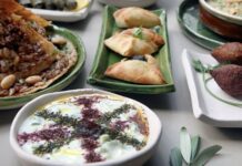 Cezayir mutfağı, Kuzey Afrika’nın en köklü gastronomi kültürlerinden birini yansıtır. Tarih boyunca farklı uygarlıklara ev sahipliği yapan bu topraklar, mutfak kültüründe çeşitliliği ve zenginliğiyle ön plana çıkmıştır. Berberi, Arap, Fransız ve Osmanlı etkilerinin birleşmesiyle ortaya çıkan Cezayir mutfağı, özgün tatlarıyla hem yerel halkın hem de turistlerin ilgisini çekmektedir. Baharatların yoğun kullanımı, etli yemeklerin ağırlığı ve sebzelerin uyumlu bir şekilde harmanlanması bu mutfağın karakteristik özellikleri arasındadır. Konulu bir haber görseli.