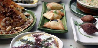 Cezayir Mutfağı Cezayir mutfağı, Kuzey Afrika’nın en köklü gastronomi kültürlerinden birini yansıtır. Tarih boyunca farklı uygarlıklara ev sahipliği yapan bu topraklar, mutfak kültüründe çeşitliliği ve zenginliğiyle ön plana çıkmıştır. Berberi, Arap, Fransız ve Osmanlı etkilerinin birleşmesiyle ortaya çıkan Cezayir mutfağı, özgün tatlarıyla hem yerel halkın hem de turistlerin ilgisini çekmektedir. Baharatların yoğun kullanımı, etli yemeklerin ağırlığı ve sebzelerin uyumlu bir şekilde harmanlanması bu mutfağın karakteristik özellikleri arasındadır. Konulu bir haber görseli.