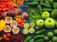 Çiğ Tüketim Raw Food Akımıyla Sağlıklı Yaşamın Yükselişi Çiğ tüketim, son yıllarda hem sağlık hem de yaşam tarzı trendleri arasında öne çıkan bir beslenme yaklaşımı haline gelmiştir. Raw food olarak da bilinen bu sistem, yiyeceklerin pişirilmeden, doğal halleriyle tüketilmesini esas alır. Bu yaklaşımın temelinde, yüksek ısıda pişirmenin besinlerdeki enzim ve vitaminleri yok ettiği düşüncesi yatar. Konulu bir haber görseli.