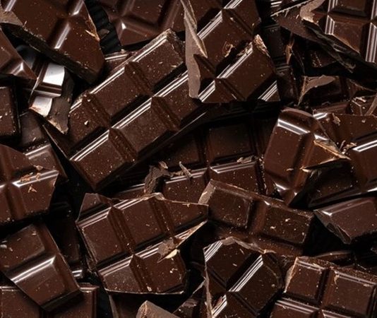 Çikolata, öncelikle kakao çekirdeklerinin fermente edilip kavrulmasıyla elde edilir. Kavurma işlemi çikolatanın aroması ve karakteristik tadını oluşturur.