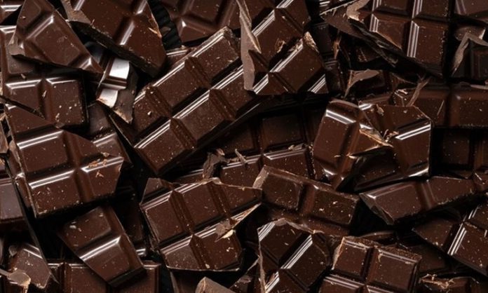 Cikolata-Tatli-Dunyasinin-Vazgecilmez-Lezzeti Çikolata, öncelikle kakao çekirdeklerinin fermente edilip kavrulmasıyla elde edilir. Kavurma işlemi çikolatanın aroması ve karakteristik tadını oluşturur.