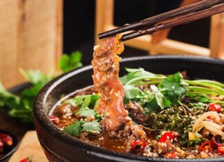 Çin mutfağı, binlerce yıllık tarihi ile dünya gastronomisinin en köklü kültürlerinden birini temsil ediyor. Antik Çin’de yemek, sadece beslenme aracı değil, aynı zamanda sağlık ve felsefi bir yaklaşımın parçası olarak görülüyordu. Doğal malzemeler kullanımı, yemeklerin hem besleyici hem de lezzetli olmasını sağlıyor. Konulu bir haber görseli.