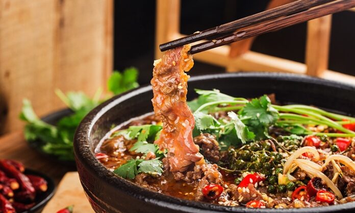 Çin mutfağı, binlerce yıllık tarihi ile dünya gastronomisinin en köklü kültürlerinden birini temsil ediyor. Antik Çin’de yemek, sadece beslenme aracı değil, aynı zamanda sağlık ve felsefi bir yaklaşımın parçası olarak görülüyordu. Doğal malzemeler kullanımı, yemeklerin hem besleyici hem de lezzetli olmasını sağlıyor. Konulu bir haber görseli.