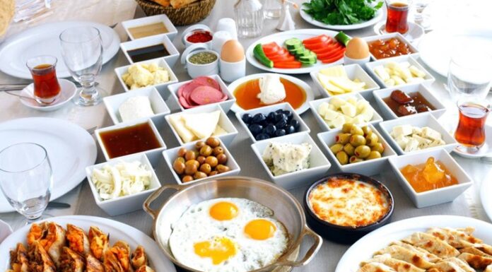 Çocuklar için sağlıklı beslenme, onların büyüme ve gelişme süreçlerinde kritik bir rol oynar. Sağlıklı yemekler, sadece onların fiziksel sağlığını değil, aynı zamanda zihin gelişimlerini de destekler. Bu nedenle çocukların beslenme alışkanlıklarını erken yaşlardan itibaren doğru yönlendirmek büyük önem taşır. Çocukların hem besleyici hem de lezzetli yiyeceklerle beslenmesi, sağlıklı büyümelerini sağlarken, aynı zamanda yemeklere karşı olan ilgilerini artırır. Konulu bir haber görseli.