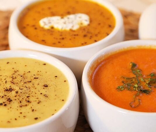 Çorba, Türk mutfağında sadece yemek başlangıcı olarak değil, aynı zamanda kültürel bir miras olarak da büyük bir öneme sahiptir. Özellikle soğuk kış günlerinde, sofralarda ilk sırada yer alan çorbalar, hem iç ısıtan lezzeti hem de sağlık açısından sunduğu faydalarla dikkat çeker. Türk kültüründe çorba, sadece besin değeriyle değil, misafirperverlik anlayışıyla da özdeşleşmiştir. Konulu bir haber görseli.