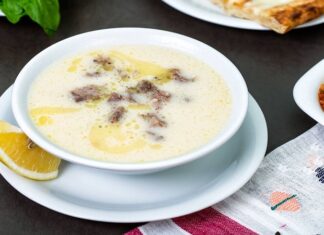 Çorba Ve Meze Kombinasyonlarıyla Sofralarınıza Lezzet Katın Geleneksel Türk mutfağının en sevilen öğelerinden olan çorba ve meze, birlikte sunulduğunda sofralara hem çeşitlilik hem de zengin tatlar getirir. Özellikle misafir sofralarında ya da özel yemeklerde, dengeli ve uyumlu bir çorba-meze ikilisi, yemeğin başlangıcını unutulmaz kılar. Bu ikili, farklı dokuları ve aromalarıyla damaklarda keyifli bir yolculuk sunarken, aynı zamanda besin değerleri açısından da doyurucudur. Konulu bir haber görseli.