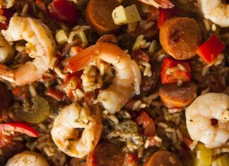 Creole Mutfağı, Amerika Birleşik Devletleri’nin özellikle Louisiana eyaletinde gelişmiş ve çok kültürlü bir yemek geleneğini temsil eder. Bu mutfak, Fransız, İspanyol, Afrika ve Karayip etkilerini birleştirerek ortaya çıkmıştır. Creole yemekleri, Louisiana’nın özellikle New Orleans şehrinde sosyal ve kültürel yaşamın vazgeçilmez bir parçasıdır. Konulu bir haber görseli.