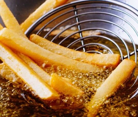 Derin yağda kızartma, mutfak kültürlerinde uzun yıllardır kullanılan bir pişirme yöntemidir. Yiyecekler yüksek sıcaklıktaki yağın içerisinde kısa sürede pişirilir ve dış yüzeyleri çıtır hale gelir. Patates kızartması, tavuk kanadı, balık ve hamur işleri bu yöntemin en bilinen örnekleridir. Özellikle hızlı tüketim gıdalarında tercih edilen bu yöntem, hem pratikliği hem de lezzetli sonuçlarıyla öne çıkar. Konulu bir haber görseli.