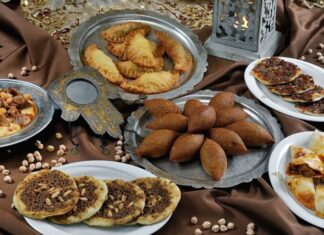 Doğu mutfağı, tarih boyunca zengin kültürel mirası ve coğrafi çeşitliliğiyle dünya mutfakları arasında özel bir yere sahiptir. Kendine özgü baharatlar, taze malzemeler ve özgün pişirme teknikleriyle Doğu yemekleri, hem lezzet hem de görsellik açısından sofraları şenlendirir. Bu mutfak, yöresel tatlar ve tariflerle dolu geniş bir yelpazeye sahiptir. Doğu mutfağının farklı şehir ve bölgelerden gelen çeşitleri, her damak zevkine hitap eden özgün lezzetler sunar. Konulu bir haber görseli.