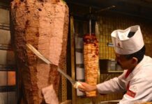 Döner, Türk mutfağının en bilinen lezzetlerinden biridir ve dünya çapında popülerliğe sahiptir. Döner pişirme, sadece etin hazırlanması değil, aynı zamanda lezzetin ve dokunun doğru şekilde ortaya çıkarılması sanatıdır. Geleneksel döner, dana, kuzu veya tavuk etinden hazırlanır ve uzun yıllardır çeşitli baharatlar ve özel marinasyonlarla zenginleştirilir. Konulu bir haber görseli.