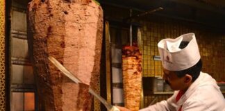 Döner Pişirme Sanatı Lezzetin Sırrı Döner, Türk mutfağının en bilinen lezzetlerinden biridir ve dünya çapında popülerliğe sahiptir. Döner pişirme, sadece etin hazırlanması değil, aynı zamanda lezzetin ve dokunun doğru şekilde ortaya çıkarılması sanatıdır. Geleneksel döner, dana, kuzu veya tavuk etinden hazırlanır ve uzun yıllardır çeşitli baharatlar ve özel marinasyonlarla zenginleştirilir. Konulu bir haber görseli.