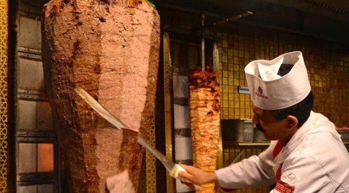 Döner Pişirme Sanatı Lezzetin Sırrı Döner, Türk mutfağının en bilinen lezzetlerinden biridir ve dünya çapında popülerliğe sahiptir. Döner pişirme, sadece etin hazırlanması değil, aynı zamanda lezzetin ve dokunun doğru şekilde ortaya çıkarılması sanatıdır. Geleneksel döner, dana, kuzu veya tavuk etinden hazırlanır ve uzun yıllardır çeşitli baharatlar ve özel marinasyonlarla zenginleştirilir. Konulu bir haber görseli.