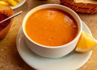 Çorba, insanlık tarihinin en eski yemeklerinden biri olarak sayısız kültürde kendine yer bulmuştur. Tencereye su, baharat ve birkaç temel malzeme eklenerek hazırlanan bu sıcak içecek, yüzyıllardır dünyanın dört bir yanında sofraların vazgeçilmezi olmayı başarmıştır. Her ülkenin damak zevkine göre şekillenen dünya çorbaları, yalnızca karın doyurmaz; aynı zamanda bulunduğu coğrafyanın iklimine, tarımsal ürünlerine ve toplumsal alışkanlıklarına dair pek çok ipucu da verir. Konulu bir haber görseli.