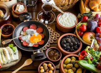 Kahvaltı, günün en önemli öğünü olarak kabul edilir ve her kültürde kendine özgü lezzetlerle hazırlanır. Dünya kahvaltıları, sadece beslenme alışkanlıklarını değil, aynı zamanda kültürel değerleri ve yaşam tarzlarını da yansıtır. Farklı coğrafyalarda kahvaltının içeriği ve sunumu değişiklik gösterirken, ortak nokta sağlıklı ve dengeli bir başlangıç yapılmasıdır. Sofralar, bu zengin çeşitlilik sayesinde hem görsel hem de tat açısından zenginleşir. Konulu bir haber görseli.